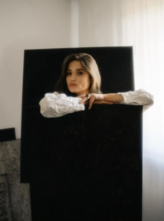 Klaudia Trzcińska z jednym ze swoich obrazów strukturalnych