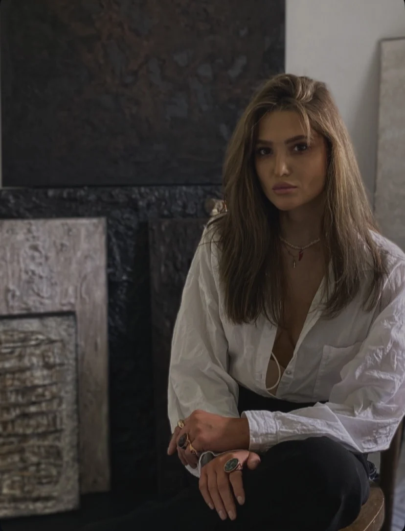 Klaudia Trzcińska z jednym ze swoich obrazów strukturalnych