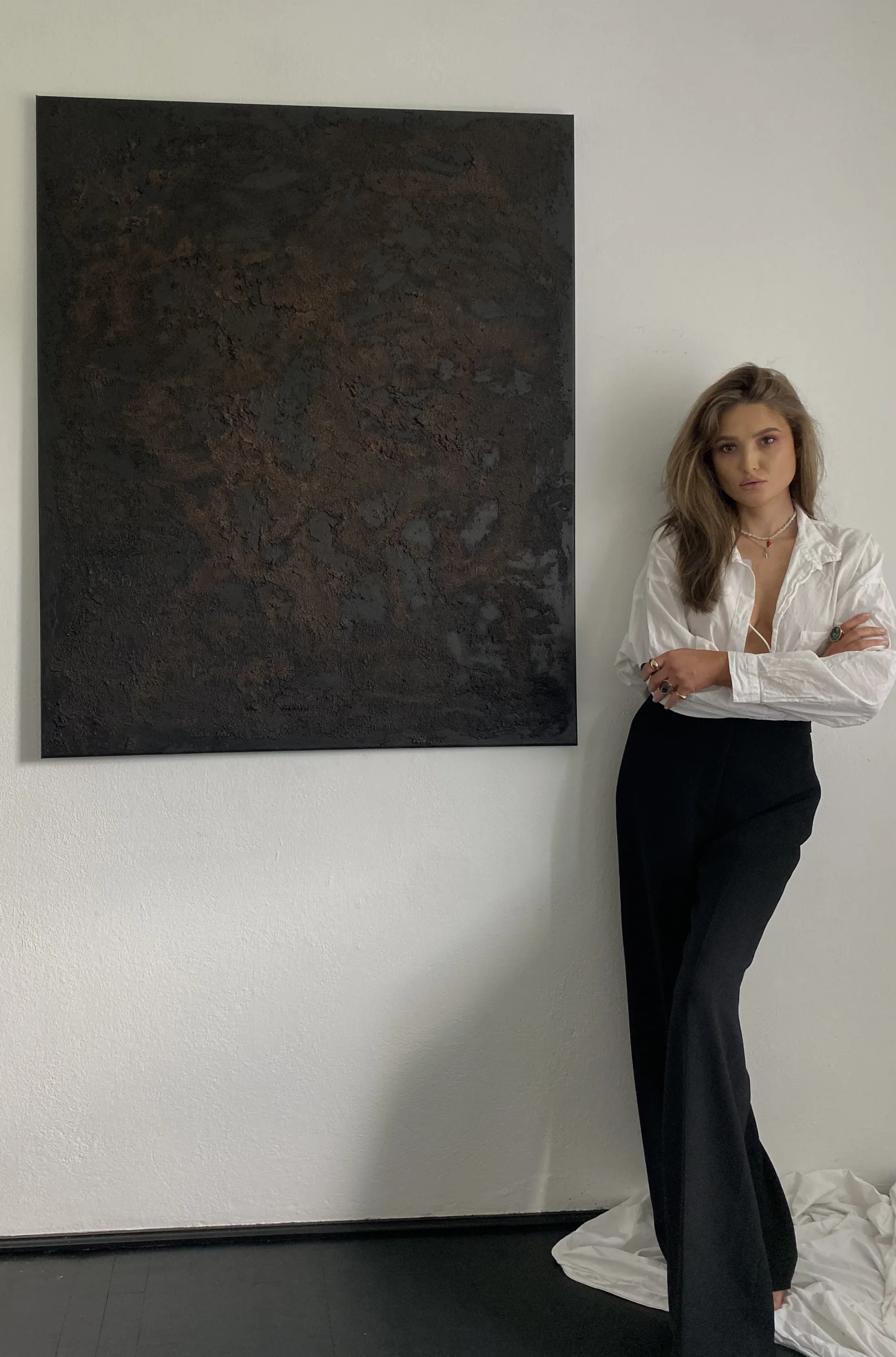 Klaudia Trzcińska w pracowni z obrazami strukturalnymi
