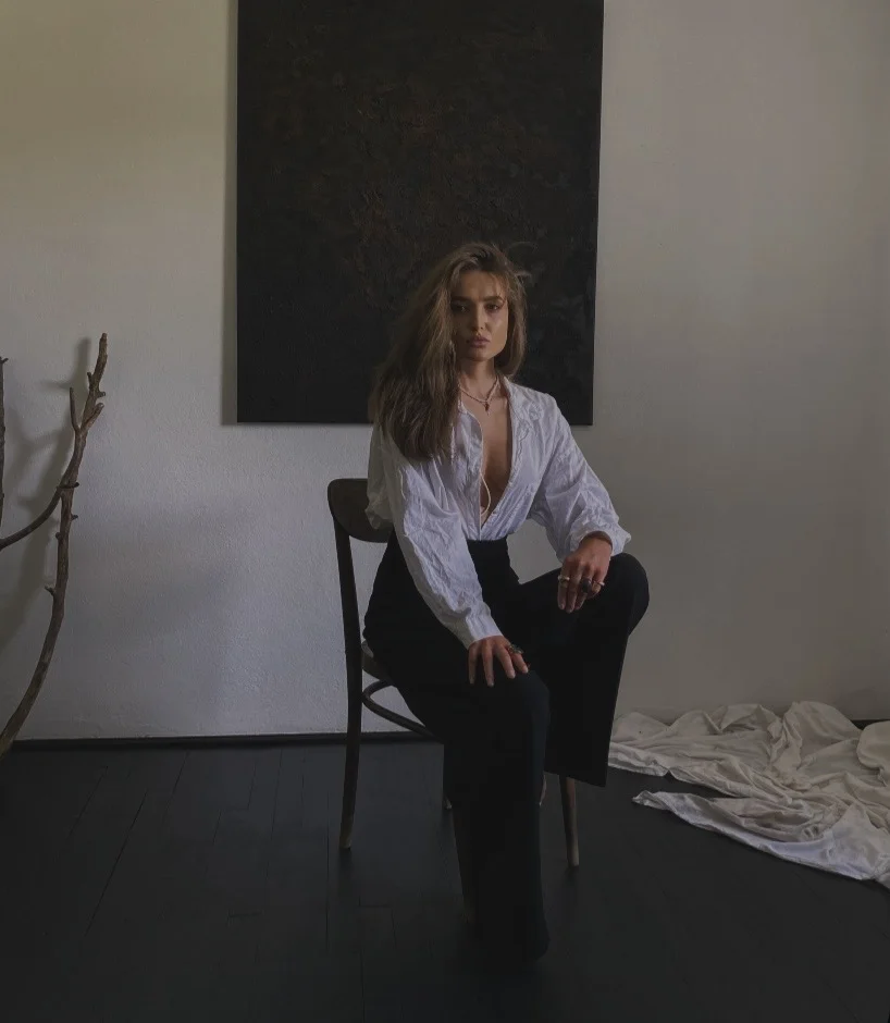 Klaudia Trzcińska w pracowni z obrazami strukturalnymi